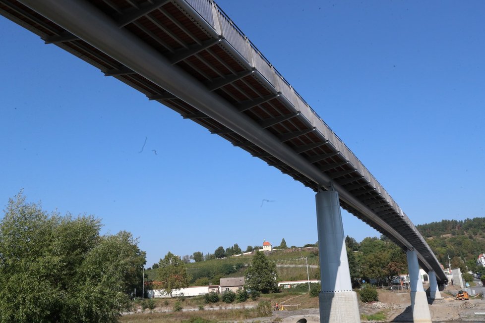 Trojská lávka už stojí. od 22. do 25 budou probíhat zatěžovací zkoušky. Otevřená bude na přelomu září a října.