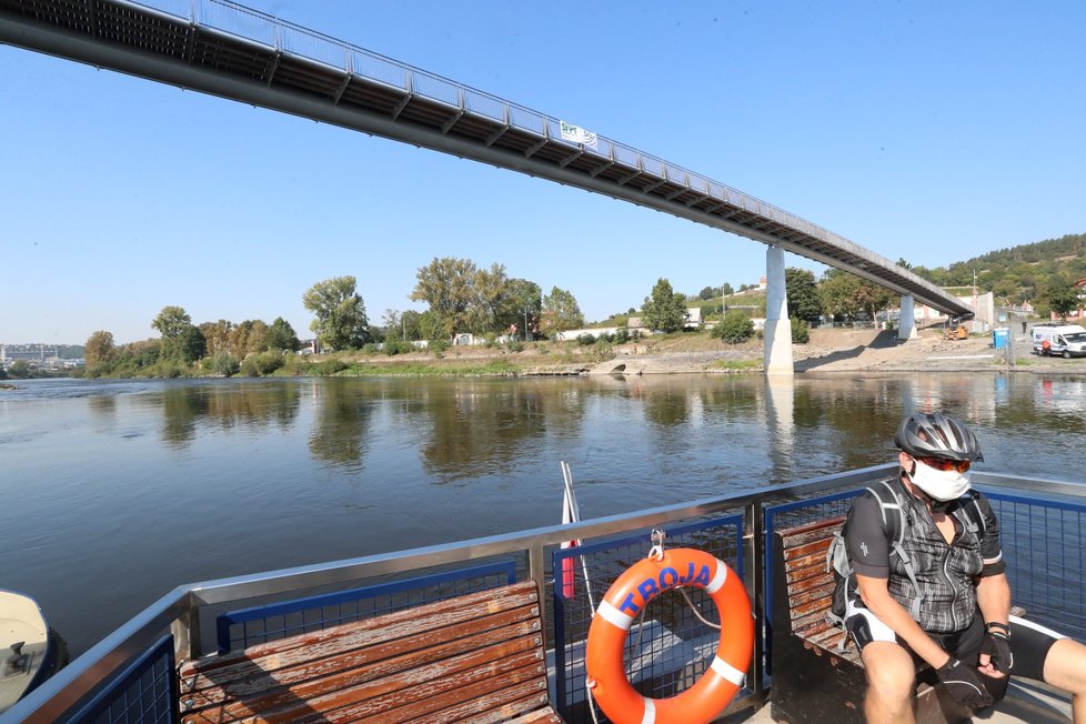 Trojská lávka už stojí. Od 22. do 25 budou probíhat zatěžovací zkoušky. Otevřená bude na přelomu září a října.