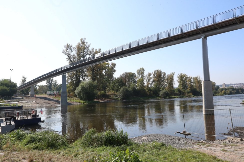 Trojská lávka už stojí. Od 22. do 25 budou probíhat zatěžovací zkoušky. Otevřená bude na přelomu září a října.