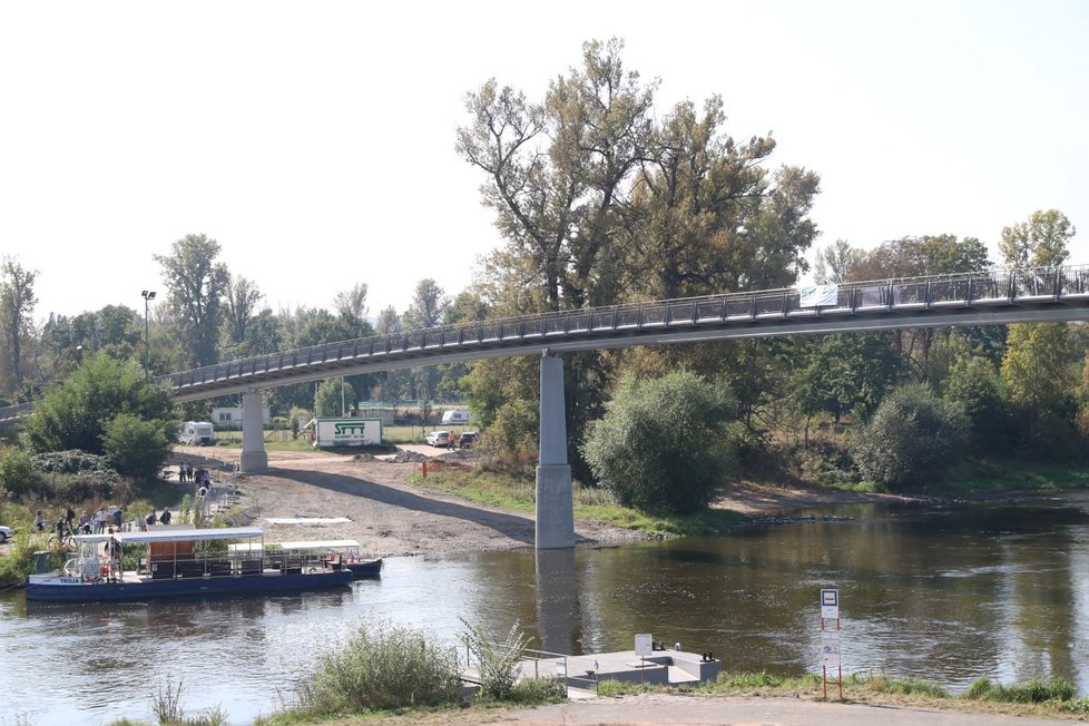 Trojská lávka už stojí. Od 22. do 25 budou probíhat zatěžovací zkoušky. Otevřená bude na přelomu září a října.