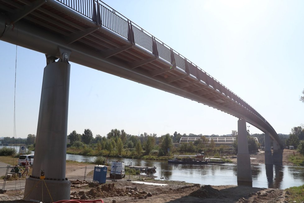 Trojská lávka už stojí. Od 22. do 25 budou probíhat zatěžovací zkoušky. Otevřená bude na přelomu září a října.