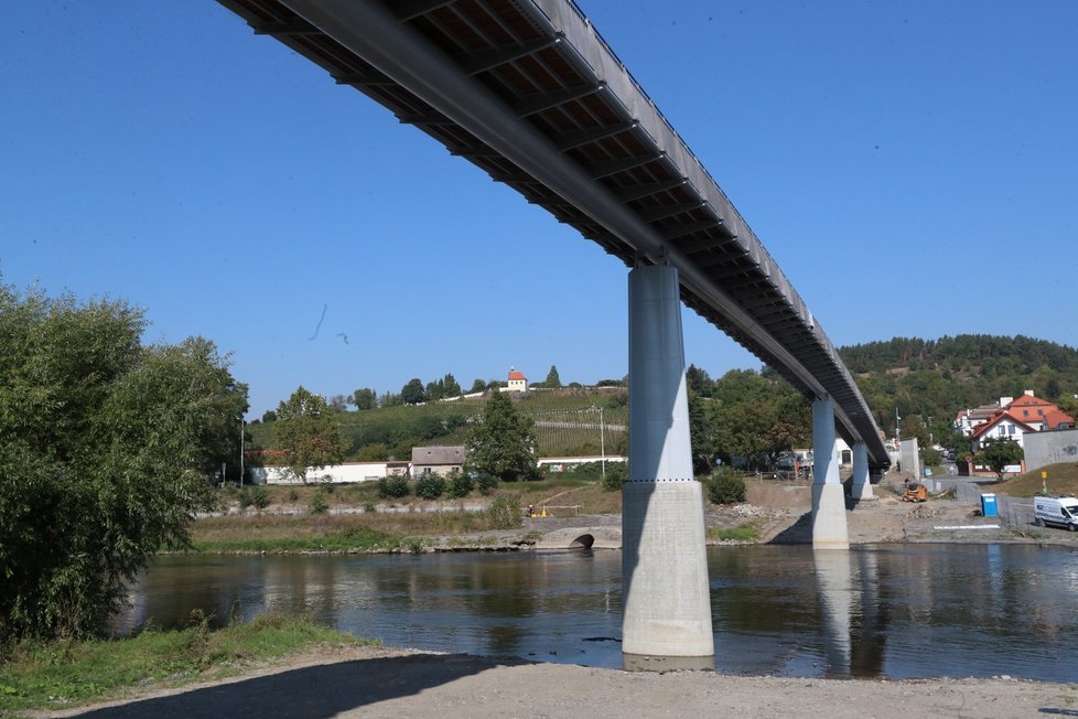 Trojská lávka už stojí. od 22. do 25 budou probíhat zatěžovací zkoušky. Otevřená bude na přelomu září a října.