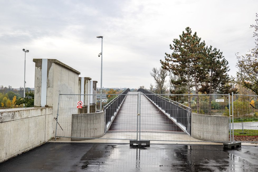 Trojská lávka po třech letech znovu stojí. Je bezpečnější, širší a v případě nouze tu projede i sanitka.