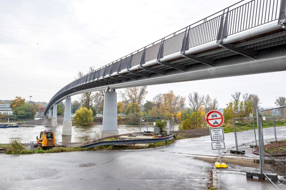 Trojská lávka po třech letech znovu stojí. Je bezpečnější, širší a v případě nouze tu projede i sanitka