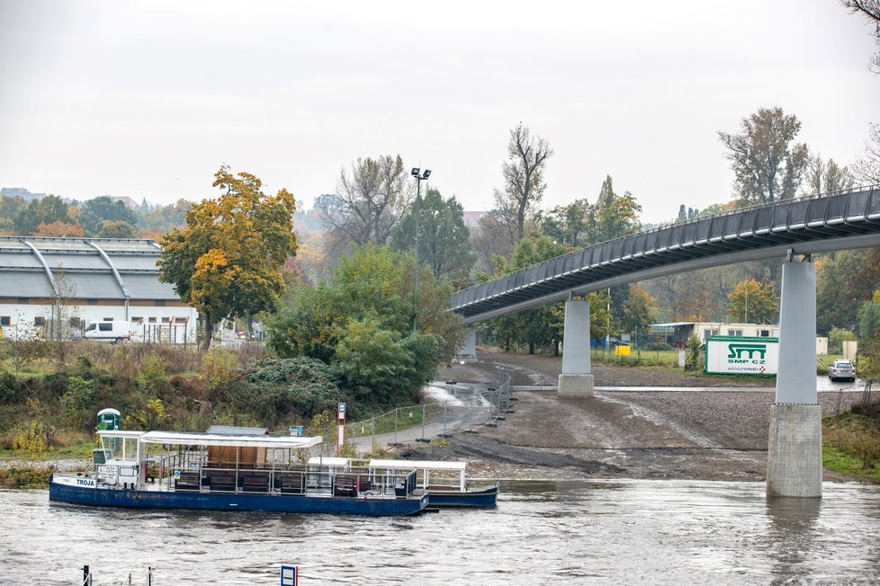 Trojská lávka po třech letech znovu stojí. Je bezpečnější, širší a v případě nouze tu projede i sanitka