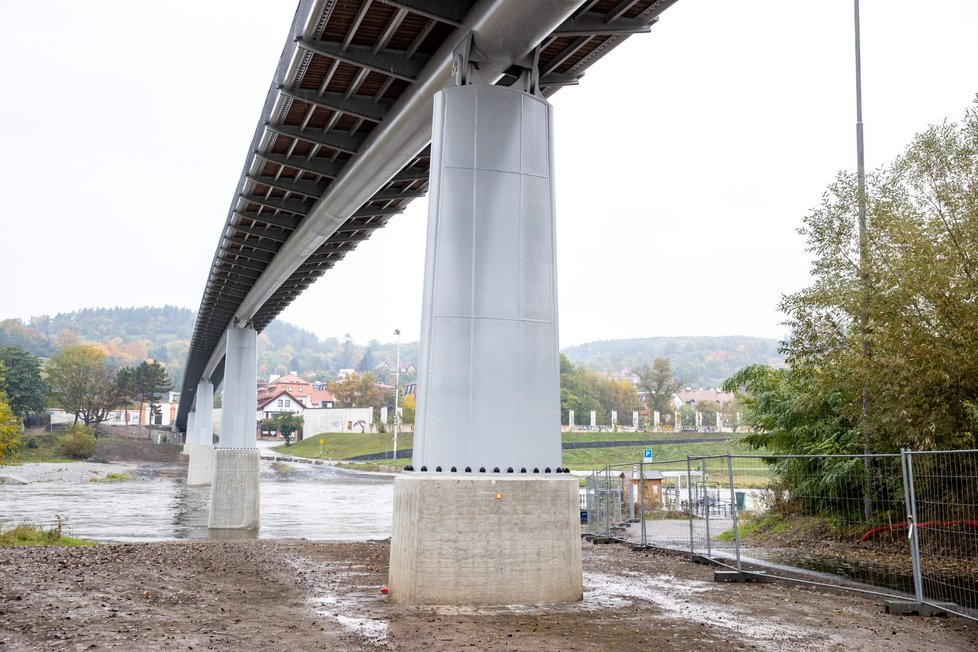 Trojská lávka po třech letech znovu stojí. Je bezpečnější, širší a v případě nouze tu projede i sanitka.