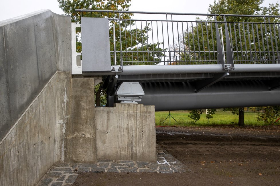 Trojská lávka po třech letech znovu stojí. Je bezpečnější, širší a v případě nouze tu projede i sanitka.