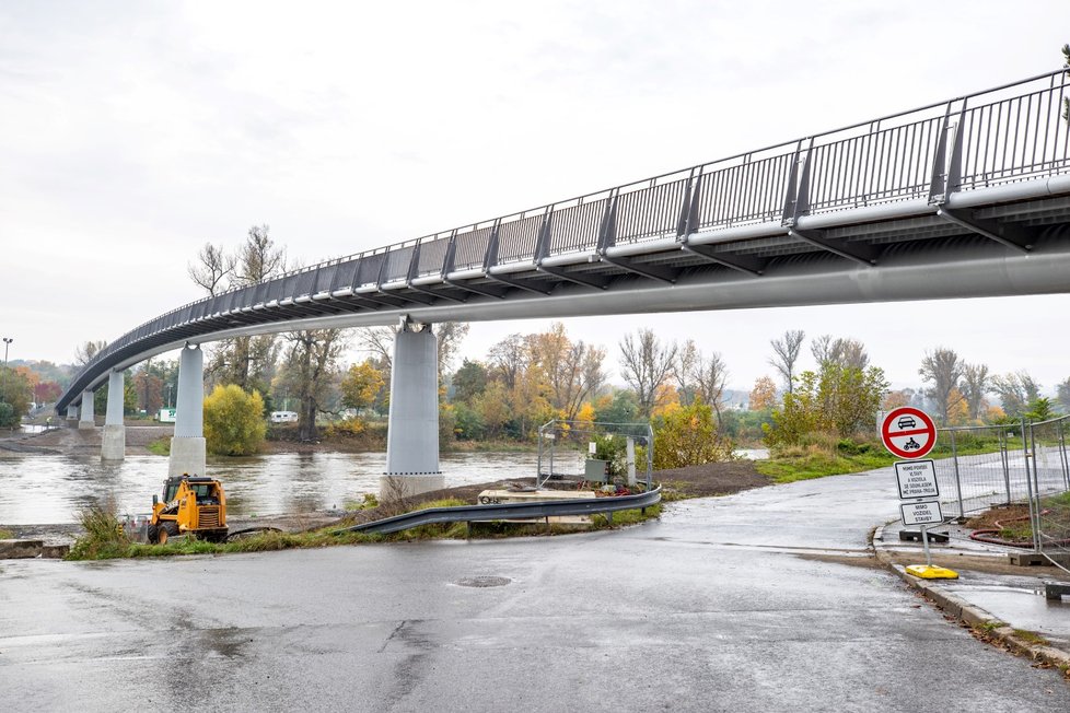 Trojská lávka po třech letech znovu stojí. Je bezpečnější, širší a v případě nouze tu projede i sanitka