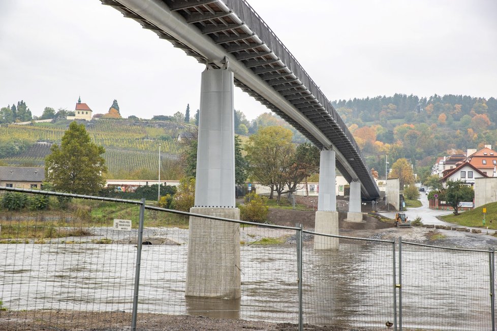 Trojská lávka po třech letech znovu stojí. Je bezpečnější, širší a v případě nouze tu projede i sanitka.