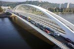 Otevření Trojského mostu v Praze pro dopravu: Na mostu se hned první den začaly tvořit kolony