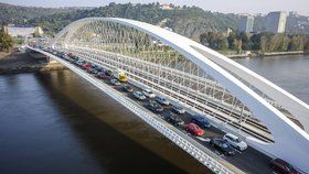 Otevření Trojského mostu v Praze pro dopravu: Na mostu se hned první den začaly tvořit kolony