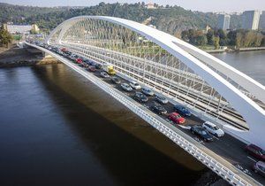 Otevření Trojského mostu v Praze pro dopravu: Na mostu se hned první den začaly tvořit kolony.