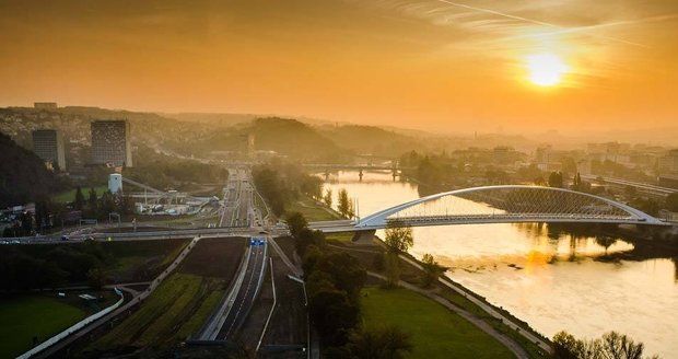 V pondělí 6. října 2014 ráno otevřeli pro provoz aut i MHD Trojský most v Praze