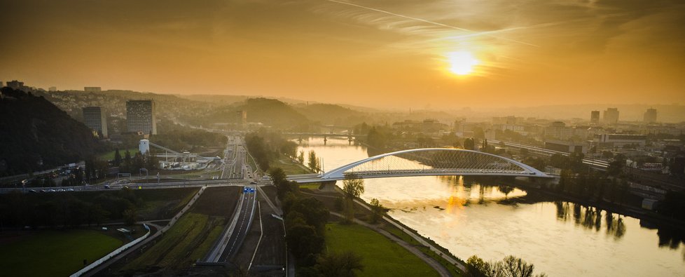 V pondělí 6. října 2014 ráno otevřeli pro provoz aut i MHD Trojský most v Praze