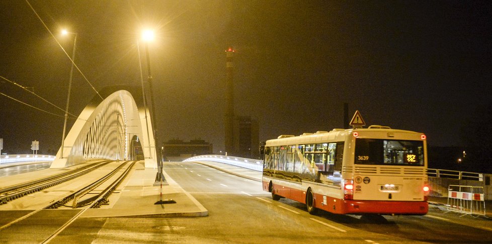 Otevření Trojského mostu v Praze pro dopravu: Na most vyjely i autobusy DPP.