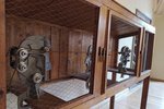 Velkým lákadlem výstavy může být například socha Karla Nepraše pojmenovaná Přepadení kralíkárny.