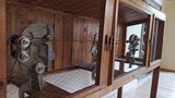 Trojrozměrná nejistota: Objekty slavných umělců vyplnily Trojský zámek, odkazují na covid i absurditu