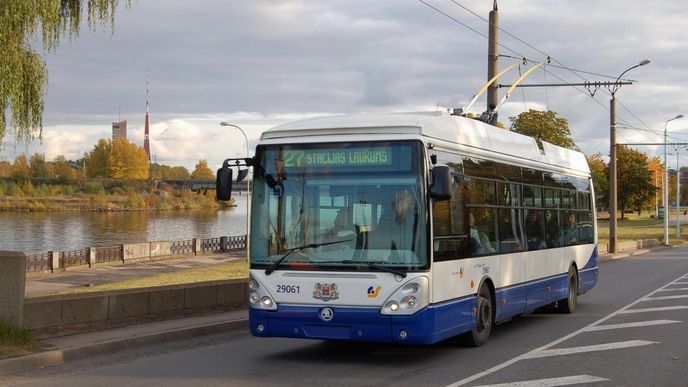 Trolejbus Škoda v lotyšské Rize