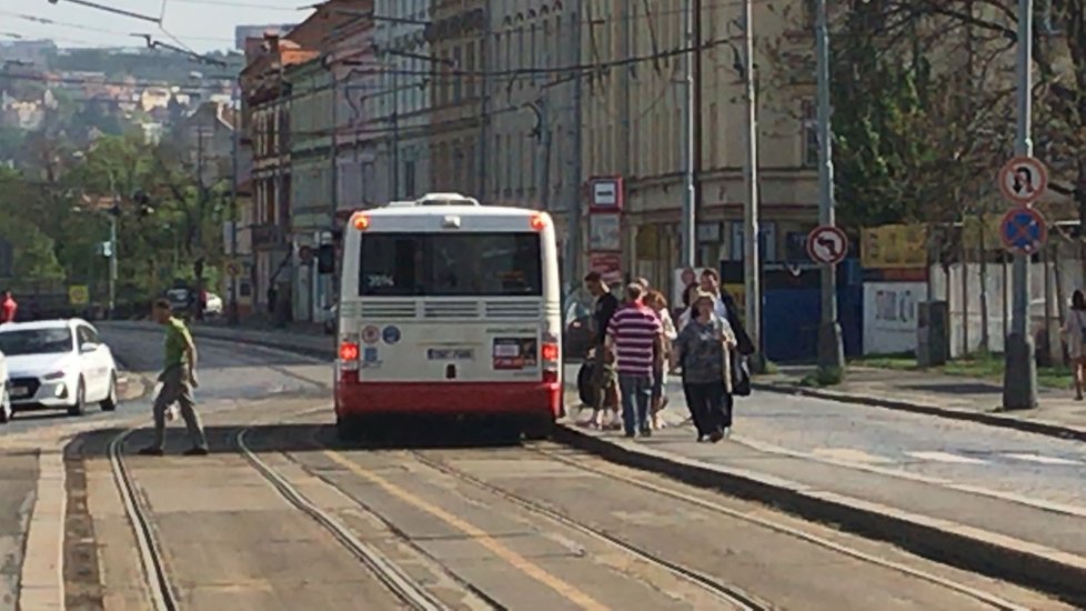 V Holešovicích došlo k omezení tramvajové dopravy kvůli poškozené troleji.