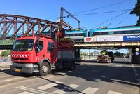 Už zase! Náklaďák poškodil troleje na pražské Výtoni, tramvaje nejezdí