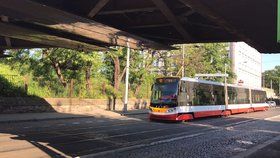 Tramvaje ze zastávky Lihovar do zastávky Zlíchov nejezdily: Průjezd blokovala dopravní nehoda