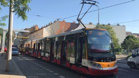 Kvůli poruše trakčního vedení nejezdí tramvaje mezi Palmovkou a Kobylisy.