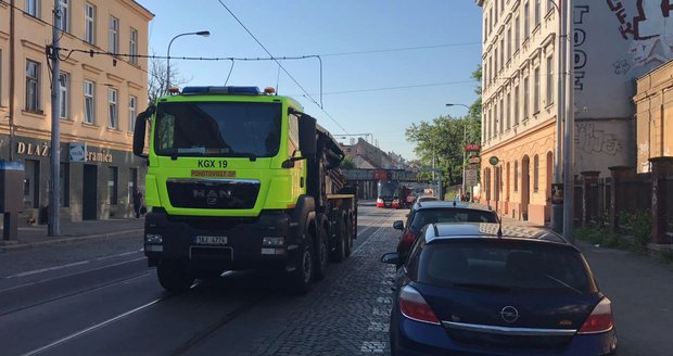 Nákladní auto strhlo v Praze 5 trolej.