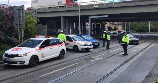 Nákladní auto strhlo v Praze 10 trolej.