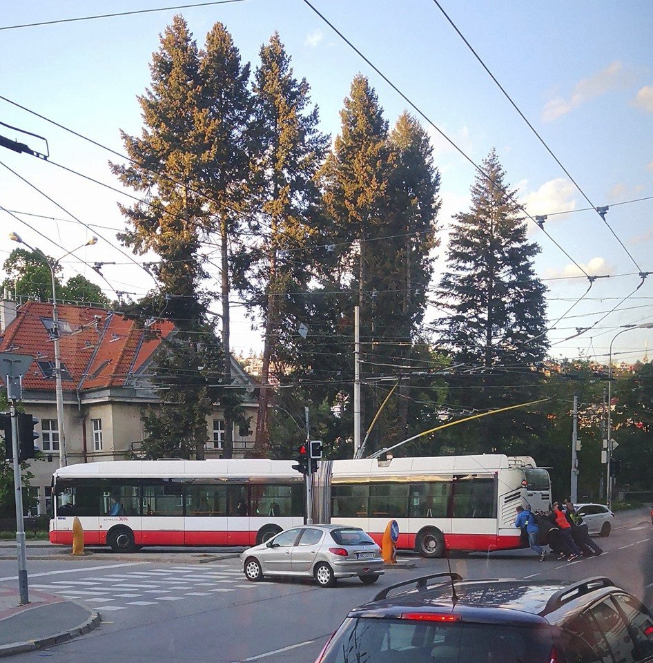 Když v Brně nejede trolejbus, vypomůžou cestující.