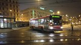 Řidič MHD přejel trolejbusem seniora: Zůstal zaklíněný pod jeho kolem a bojuje o život