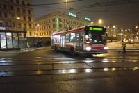 Řidič MHD přejel trolejbusem seniora: Zůstal zaklíněný pod jeho kolem a bojuje o život