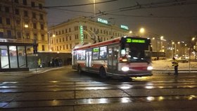 Řidič trolejbusu přejel v sobotu večer v Brně staršího muže, záchranáři ho ve vážném stavu převezli do nemocnice.