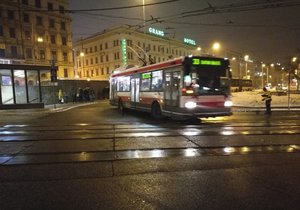 Řidič trolejbusu přejel v sobotu večer v Brně staršího muže, záchranáři ho ve vážném stavu převezli do nemocnice.