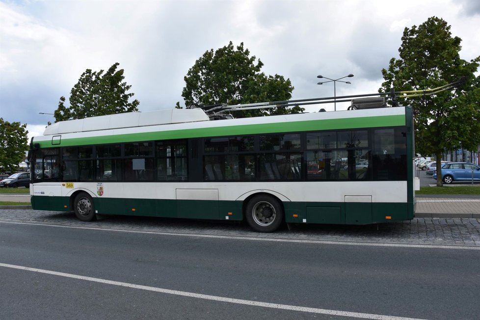 V některých úsecích trolejbusových linek v Plzni chybí trolejové vedení, dopravní podnik na ně nasazuje trolejbusy s alternativním pohonem.