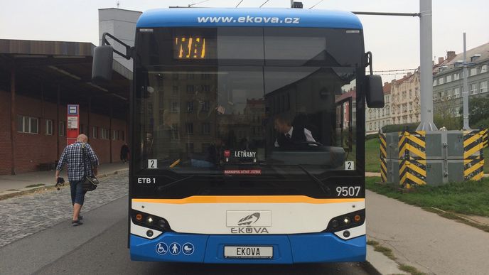 Bateriový trolejbus Ekova Electron 12T, který do března jezdil z pražské Palmovky.