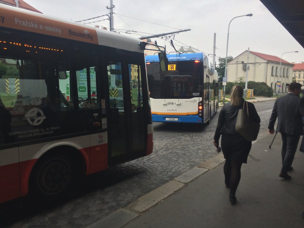 V Praze se objevil nový trolejbus. Minimálně měsíc budou brázdit silnice mezi Libní, Prosekem a Letňany.