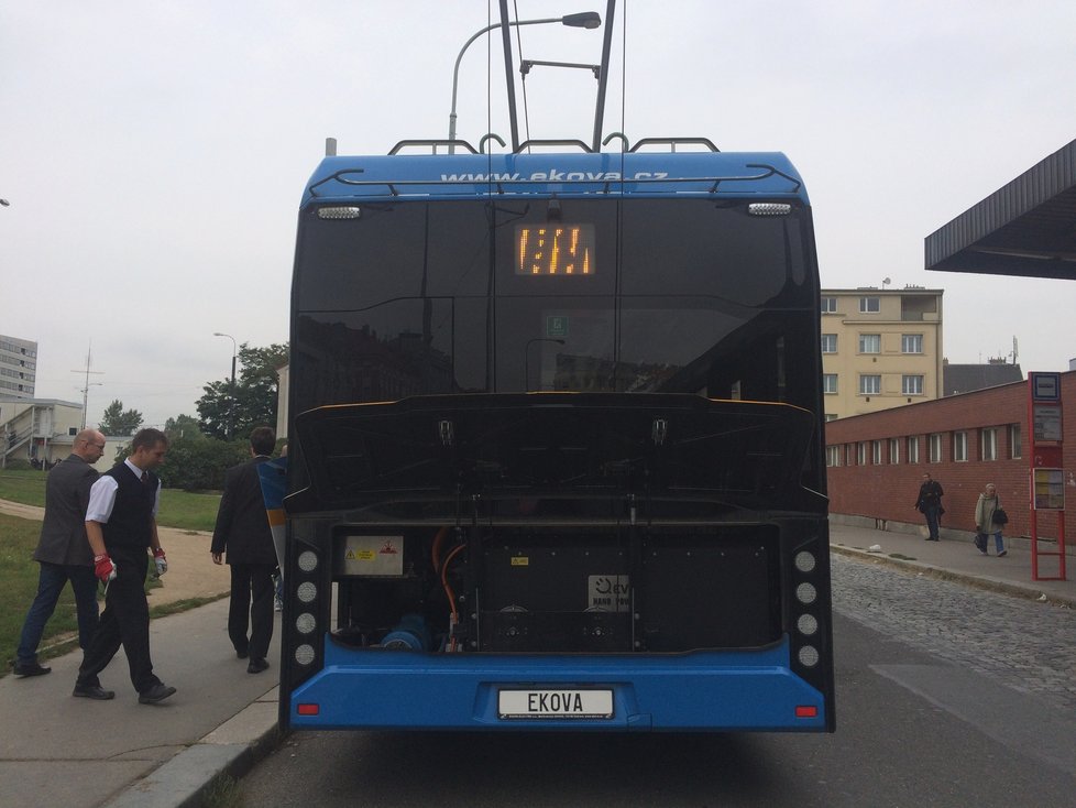 V Praze se objevil nový trolejbus. Minimálně měsíc budou brázdit silnice mezi Libní, Prosekem a Letňany.