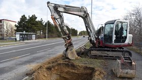 Největší stavba trolejbusové trati v Brně za posledních 20 let v Novolíšeňské ulici okolo líšeňského sídliště rychle pokračuje.