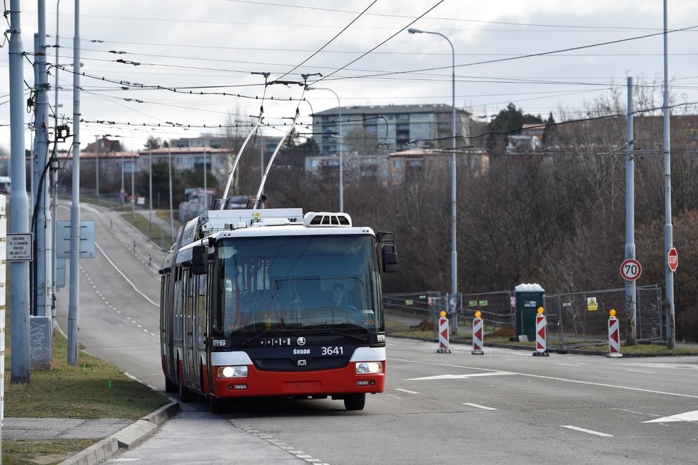 Poprvé by měly trolejbusy vyjet po nové trati v únoru 2020. Na snímku vyjíždí trolejbus ze stávající točny.