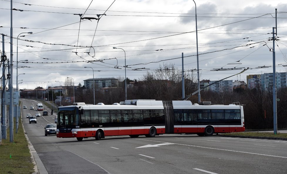 Poprvé by měly trolejbusy vyjet po nové trati v únoru 2020. Na snímku vyjíždí trolejbus ze stávající točny.