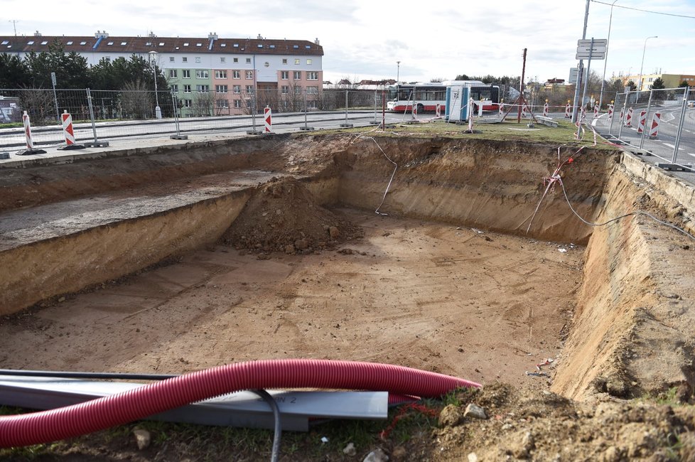 Stavbaři již pracují na základech nové měnírny na konečné zastávce Jírova a také se dělají základy stožárů, které ponesou trolejové vedení.