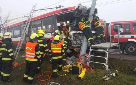 Hasiči vyprošťují z trolejbusu linky 31 ze Šlapanic do Brna zraněného řidiče.