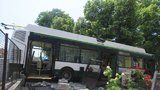 Řidiči v Plzni ujel trolejbus i s cestujícími! „Napresoval“ se mezi stromy a plot