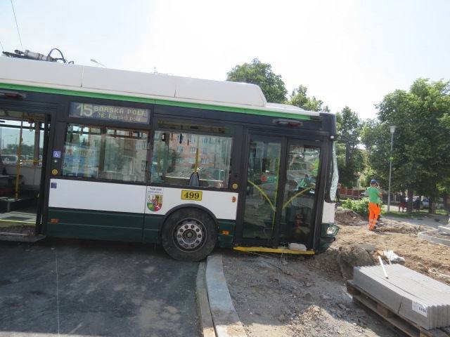 Řidiči v Plzni ujel trolejbus, projel křižovatkou a skončil mezi stromy a plotem.