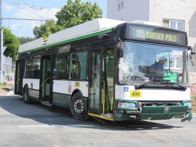 Řidiči v Plzni ujel trolejbus, projel křižovatkou a skončil mezi stromy a plotem.