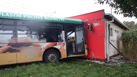 V Opavě najel v úterý ráno trolejbus do zastávka plné lidí. Jeden člověk utrpěl těžká zranění.