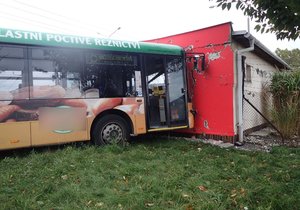 V Opavě najel v úterý ráno trolejbus do zastávka plné lidí. Jeden člověk utrpěl těžká zranění.