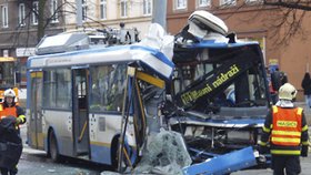 V Ostravě narazil trolejbus z dosud nezjištěných příčin do sloupu. Při nehodě se zranilo několik cestujících.