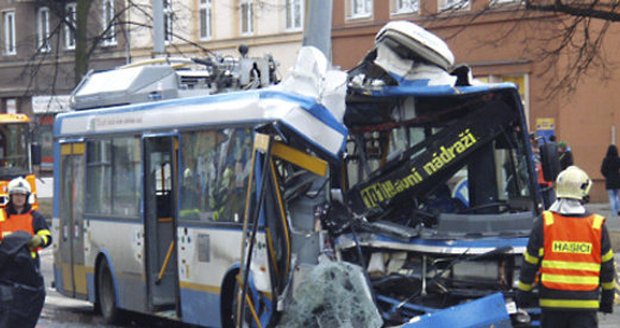 V Ostravě narazil trolejbus z dosud nezjištěných příčin do sloupu. Při nehodě se zranilo několik cestujících.