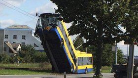 V Otrokovicích havaroval trolejbus, na místě je více zraněných.